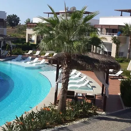 The Valley 2 Bed Spacious Facing Pool *